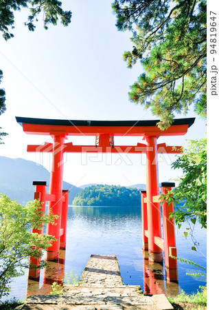 芦ノ湖箱根神社の平和の鳥居　神奈川県箱根町 94819647