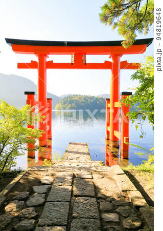 芦ノ湖箱根神社の平和の鳥居　神奈川県箱根町 94819648