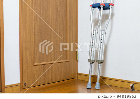 部屋に立てかけた松葉づえ 94819862