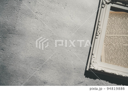 コンクリート背景の額に入った英文書 コンクリート背景の額に入った英文書 94819886