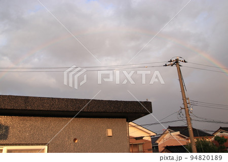夕暮れの空に架かる虹 夕暮れの空に架かる虹 94820189
