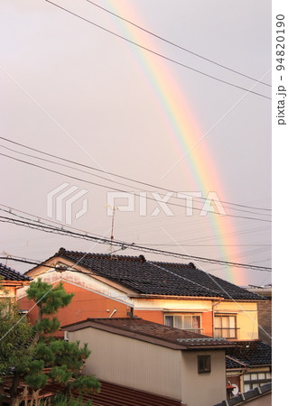 夕暮れの空に架かる虹 94820190