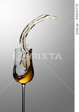 The drink spills out of the glass. The drink spills out of the glass. 94820779