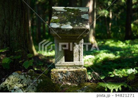 苔むした石祠 苔むした石祠 94821271