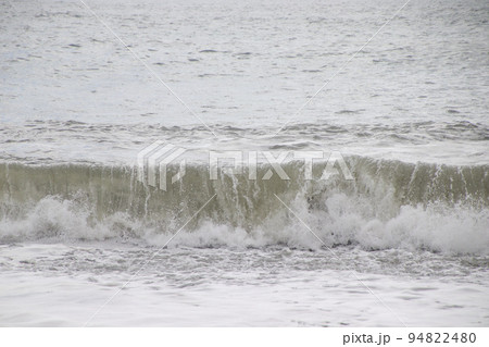 海岸に打ち寄せる波 海岸に打ち寄せる波 94822480