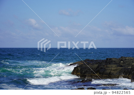 留萌の黄金岬の海と青空 94822565