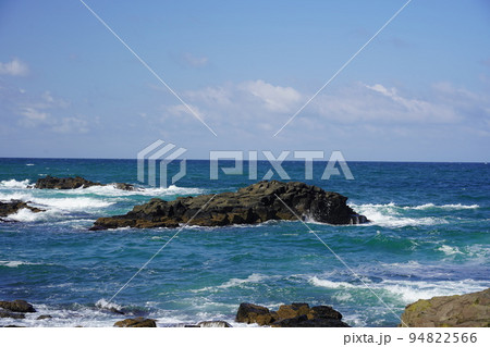 日本海の綺麗な海と青空 94822566