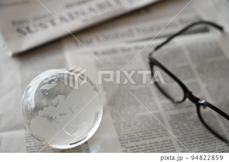 ガラスの地球儀と英字新聞　世界情勢のニュース イメージ（2022年9月） 94822859