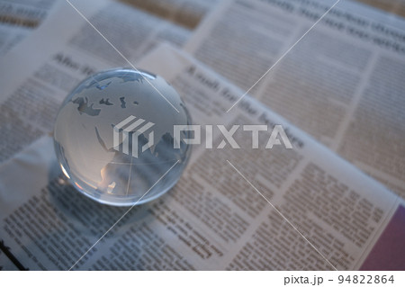 ガラスの地球儀と英字新聞　世界情勢のニュース イメージ（2022年9月） 94822864