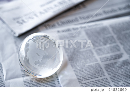ガラスの地球儀と英字新聞　世界情勢のニュース イメージ（2022年9月） 94822869
