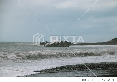 波打つ海岸沿いの風景 94823014