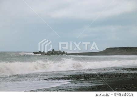 波打つ海岸沿いの風景 94823018
