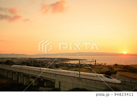 大村湾の夕景と新幹線「かもめ」（JR九州 N700S系8000番台）の写真素材 [94823411] - PIXTA