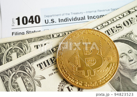 Golden bitcoin on US dollar banknotes money for business and commercial, Digital currency, Virtual cryptocurrency, blockchain technology. 94823523