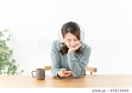 女性 ヘッドフォン 音楽 女性 ヘッドフォン 音楽 94823668