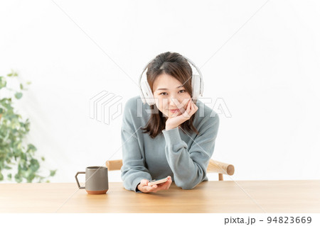 女性　ヘッドフォン　音楽 94823669