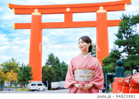 大鳥居の前で京都観光を楽しむ着物姿の女性 94823991