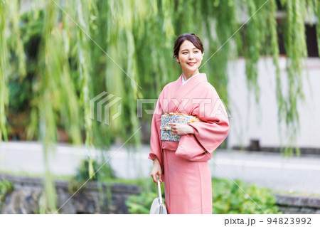 京都白川に架かる一本橋を渡る着物姿の女性 94823992
