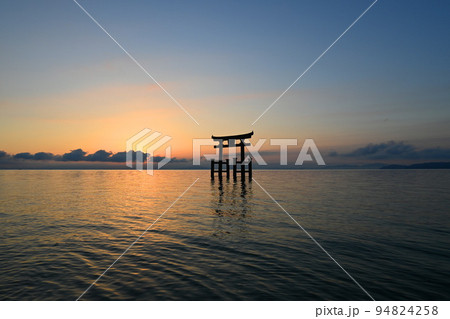 夜明けの滋賀県白鬚神社の湖中に建つ大鳥居が神秘的 94824258