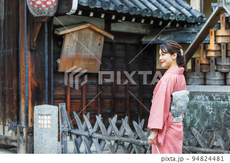 京都観光を楽しむ着物姿の女性 京都観光を楽しむ着物姿の女性 94824481
