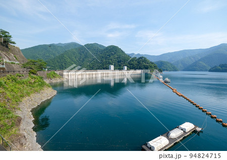 東京都　奥多摩町　夏　奥多摩湖　小河内ダム 94824715