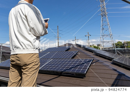 太陽光発電システムを点検している男性 94824774