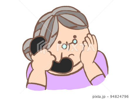レトロな黒電話で通話している困り顔の高齢女性のイラスト 94824796