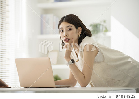 カジュアルビジネス　オフィスワーク　イメージ 94824825