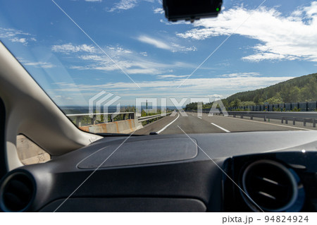 北海道の道路を運転している自動車からの景色 94824924