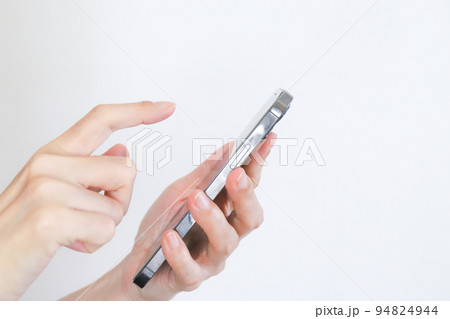 スマホを触る手元 スマホを触る手元 94824944