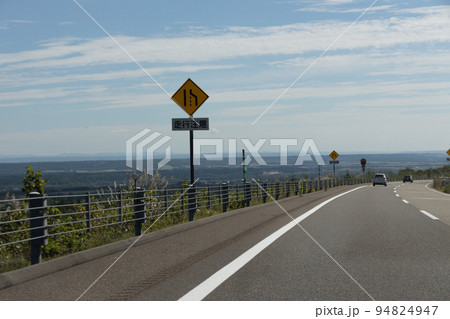 北海道の道路を運転している自動車からの景色 94824947