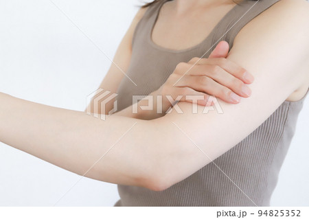 女性の腕　スキンケアイメージ 94825352