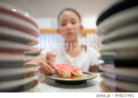 お寿司を食べる子供 94825461