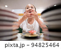 お寿司を食べる子供 94825464