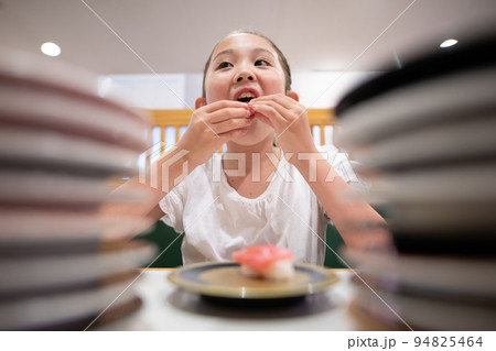 お寿司を食べる子供 お寿司を食べる子供 94825464
