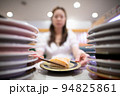 お寿司を食べる女性 94825861