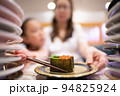 お寿司を食べる親子 94825924