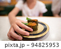 お寿司を食べる子供 94825953