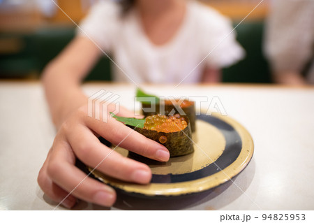 お寿司を食べる子供 お寿司を食べる子供 94825953
