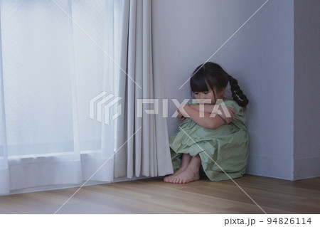 子供　ライフスタイル　ネガティブ 94826114