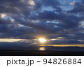 三保海岸からみた日の出　撮影場所：三保松原付近（静岡県静岡市） 94826884