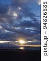三保海岸からみた日の出　撮影場所：三保松原付近（静岡県静岡市） 94826885