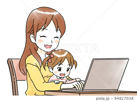 笑顔で一緒にパソコン画面を見る母親と子供の上半身イラスト 94827038