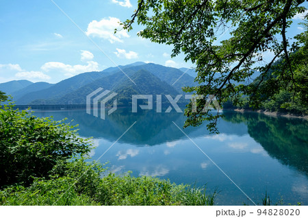 東京都　奥多摩町　夏　奥多摩湖　小河内ダム 94828020