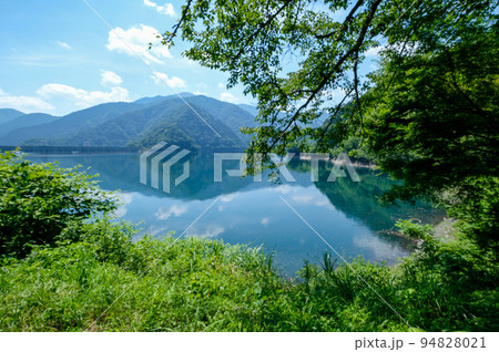 東京都　奥多摩町　夏　奥多摩湖　小河内ダム 94828021