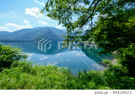 東京都　奥多摩町　夏　奥多摩湖　小河内ダム 94828023
