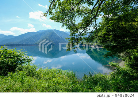 東京都　奥多摩町　夏　奥多摩湖　小河内ダム 94828024