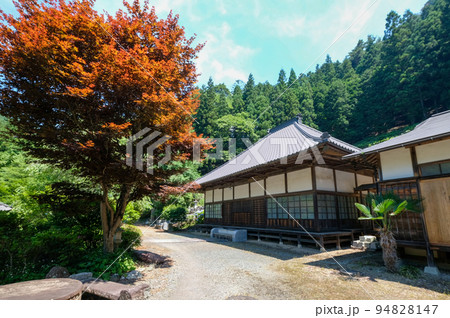 東京都　奥多摩町　夏　普門寺　本堂 94828147