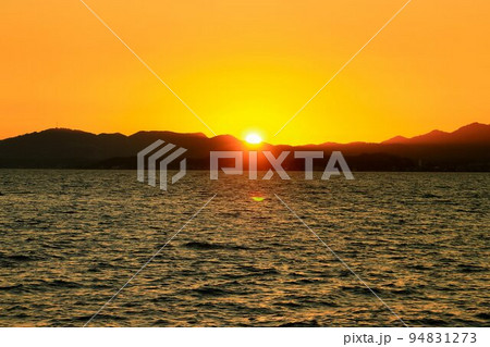 茜色に染まる松江・出雲の夕景…夕焼けの『宍道湖』 94831273