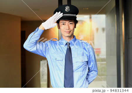 帽子と制服を着た巡回警備員の若い男性 帽子と制服を着た巡回警備員の若い男性 94831344